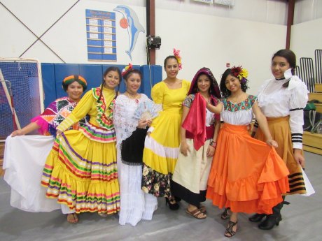Each girl represents a Mexican state: Jade (San Luis Potosi), Karen (Jalisco), Bricia (Veracruz), Iris (Sinaloa), Vanessa (Puebla), Ingrid (Guerrero), Lupita (Neuvo Leon)
